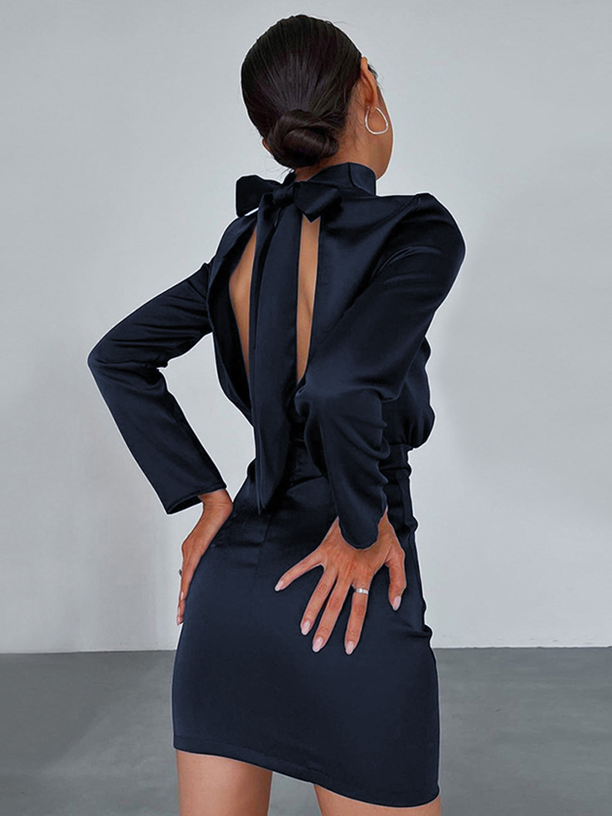 Eleganza satijnen mini jurk met strikdetail