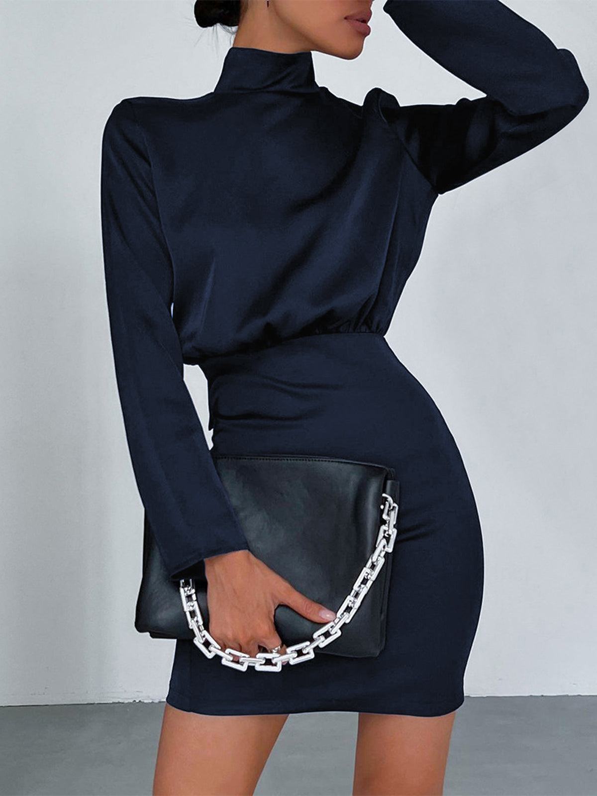 Eleganza satijnen mini jurk met strikdetail