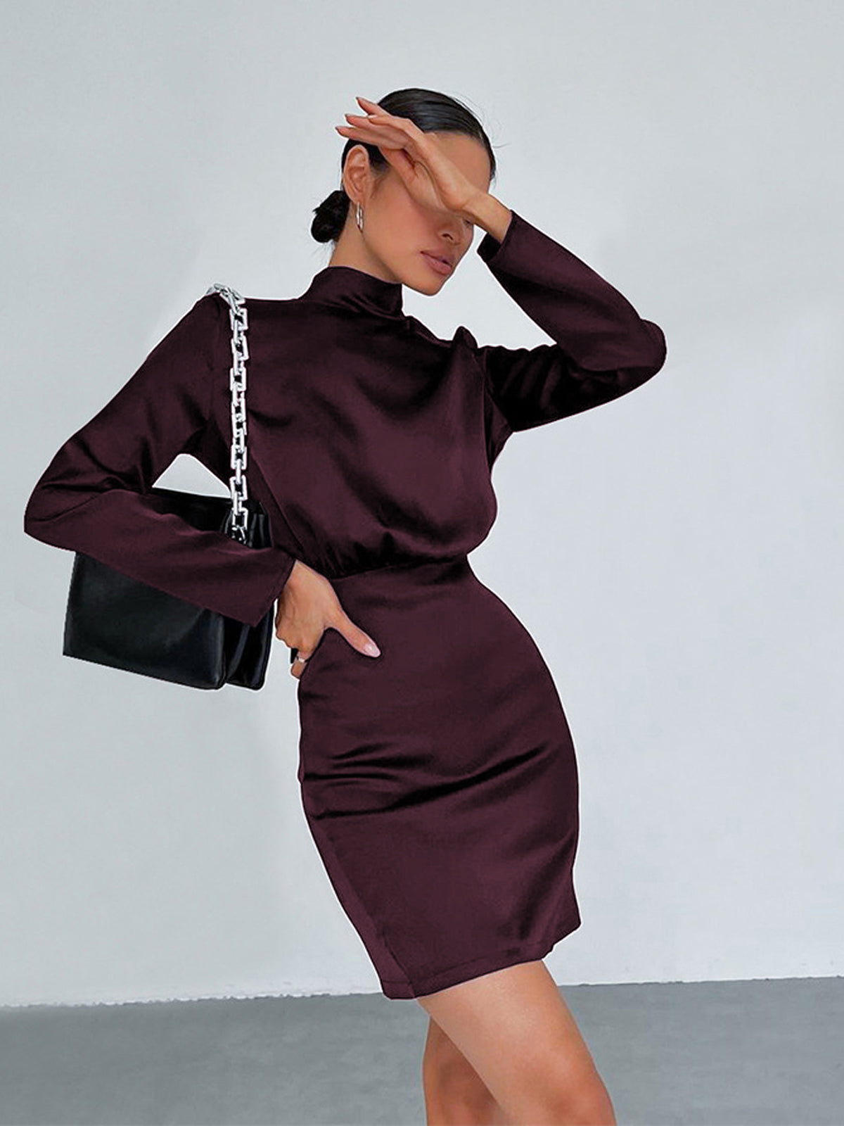 Eleganza satijnen mini jurk met strikdetail